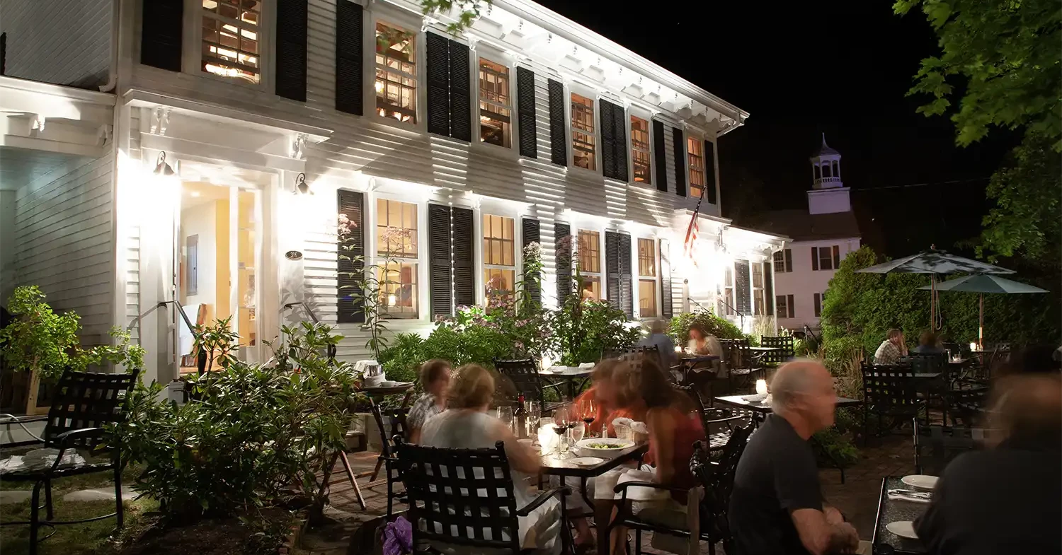 Setting the Mood: How to Choose the Right Outdoor Restaurant Lighting